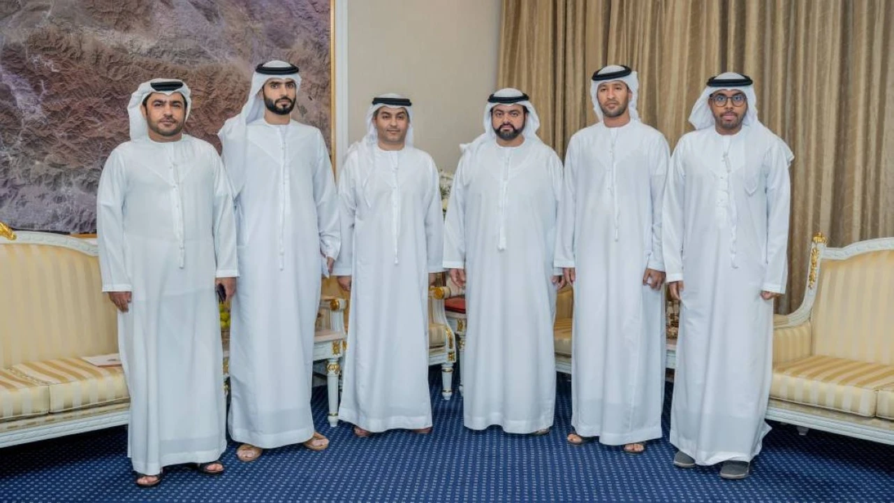 محمد الشرقي يبحث مع مدير جمعية الإمارات للخيول العربية إنجازاتها السنوية الأخيرة